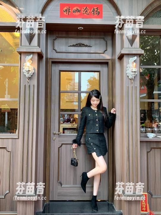轰趴猫 - 无圣光下的Ellie艾栗栗，丝袜写真带你进入梦幻时空.txt