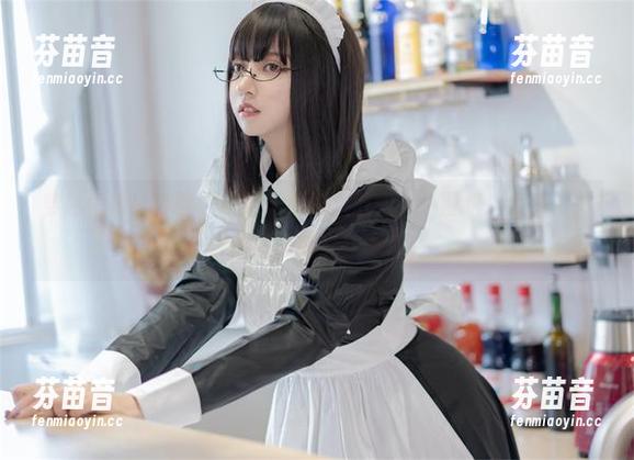 穿越惊艳！体验“过期米线线”肚兜女仆图包，打破常规的性感定义！.txt