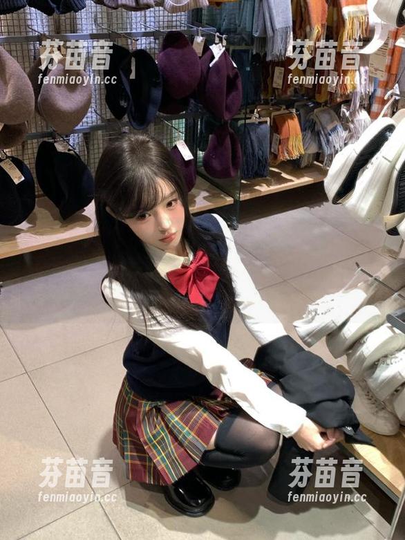 微密圈 - 金希儿的紫色睡袍在无圣光的照耀下诠释了她的可爱与优雅，别错过图集！.txt