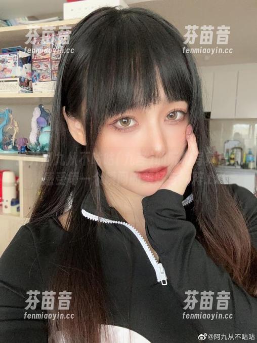 打开阿九从不咕咕(九言)的阮梅写真套图，感受每一个瞬间的美好与纯粹.txt