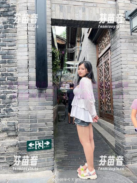 阿半今天很开心的精彩呈现：探索蔚蓝档案室笠茜兔女郎作品背后的创作故事！.txt
