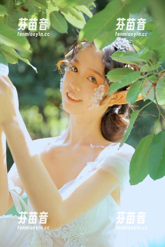 微密圈 - 陈佩奇最新泳装写真合集，清爽夏日妆容与迷人姿态的完美演绎.txt