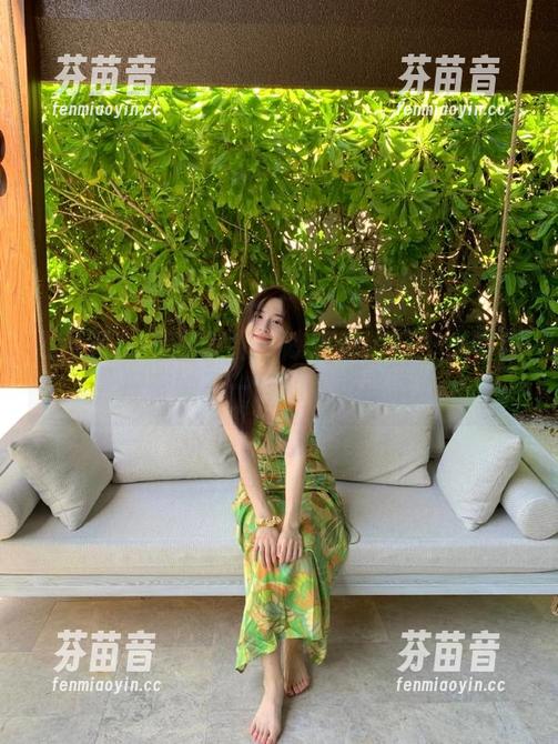 陈妮妮UNI 微密圈 - 原图集锦:陈妮妮UNI护士写真,探索她不一样的职场故事.txt
