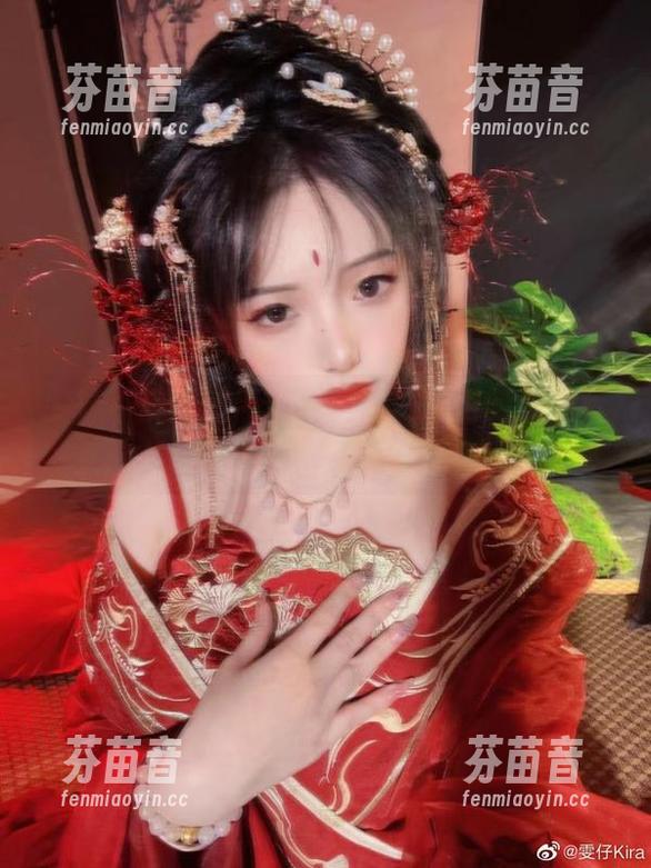 雯妹不讲道理带你领略天城旗袍的魅力写真作品.txt
