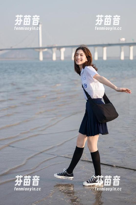 青丘女神 - 感受黑色魅力：小豆的美图与套图带来的视觉震撼.txt
