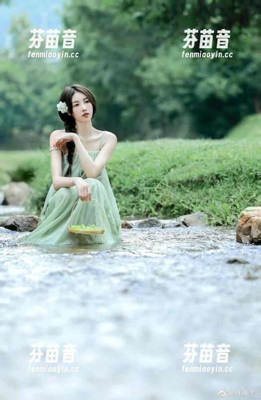 青豆客 - 带你领略子纯儿Annie短裙的无限魅力，美图与照片共同演绎出夏日的浪漫幻想！.txt