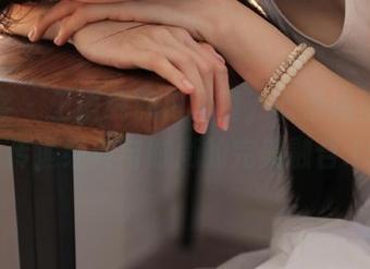 青豆客 – 王语纯旗袍写真，收录高清原图，传递经典与时尚的完美融合.txt