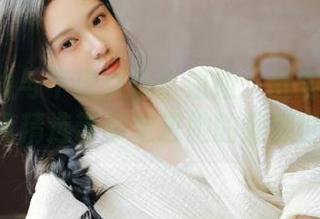 碧蓝航线与不挠女仆小姐姐：魅瞳meroko的写真精选带你走进她的慵懒世界.txt