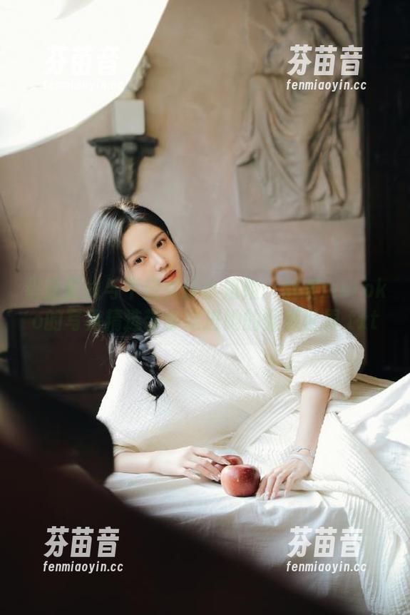 碧蓝航线与不挠女仆小姐姐：魅瞳meroko的写真精选带你走进她的慵懒世界.txt